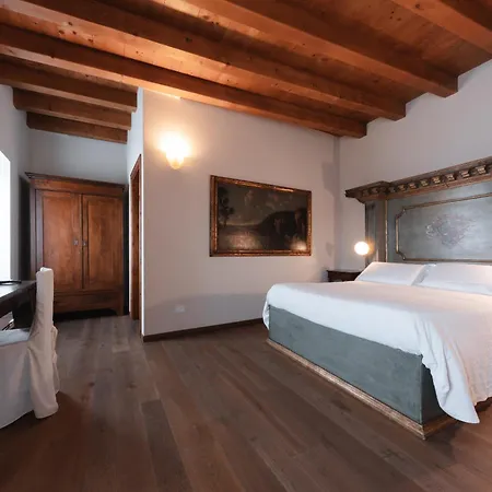 Corte Castello Konukevi